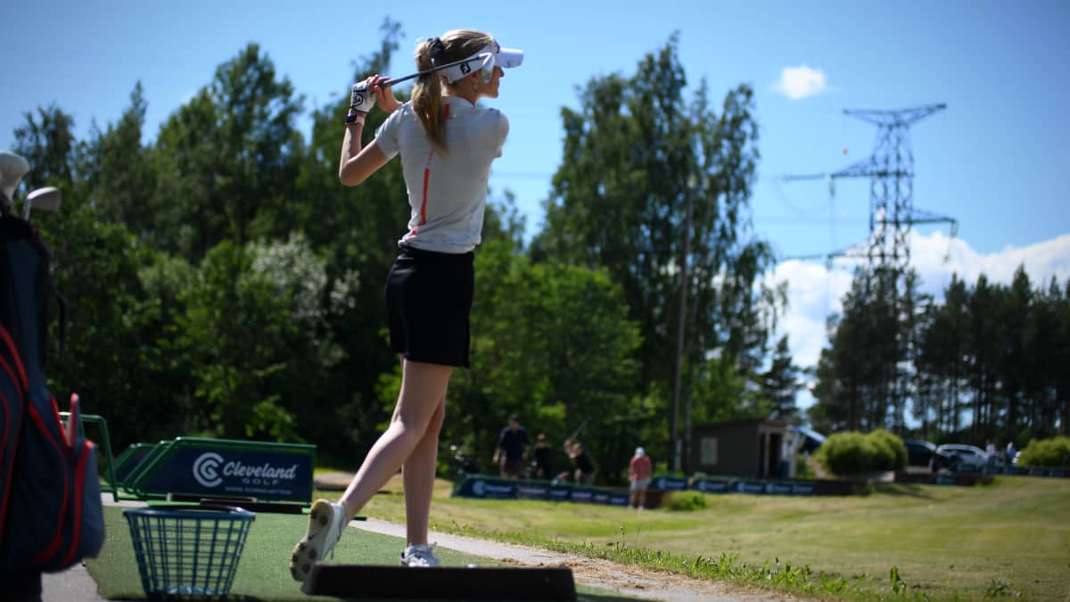Mia Åstrand spelar golf.