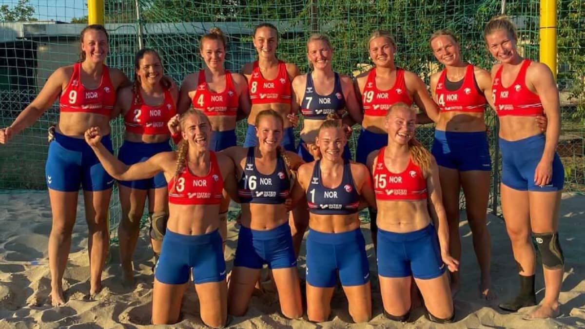 Norjan naisten rantakäsipallojoukkue sai näistä peliasuista sakot kesän 2021 EM-kisoissa.