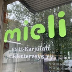 Mieli Etelä-Karjalan mielenterveys ry -teksti Saimaan kriisikeskuksen ovessa Lappeenrannan Linnoituksessa.