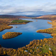 Utsjoen Mantojärvi kuvattuna syksyllä 2023.