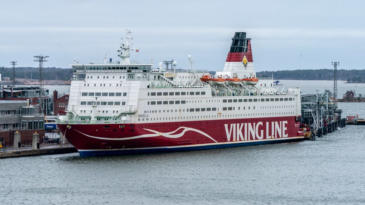 Viking Mariella Katajanokalla laiturissa.