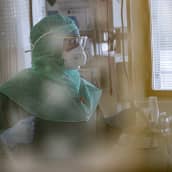Sairaanhoitaja Evelin Prees suojavarusteissa koronaosastolla