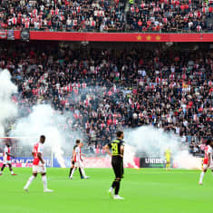 Ajaxin ja Feyenoordin pelaajat kävelevät pois kentältä, sillä ottelu keskeytettiin.