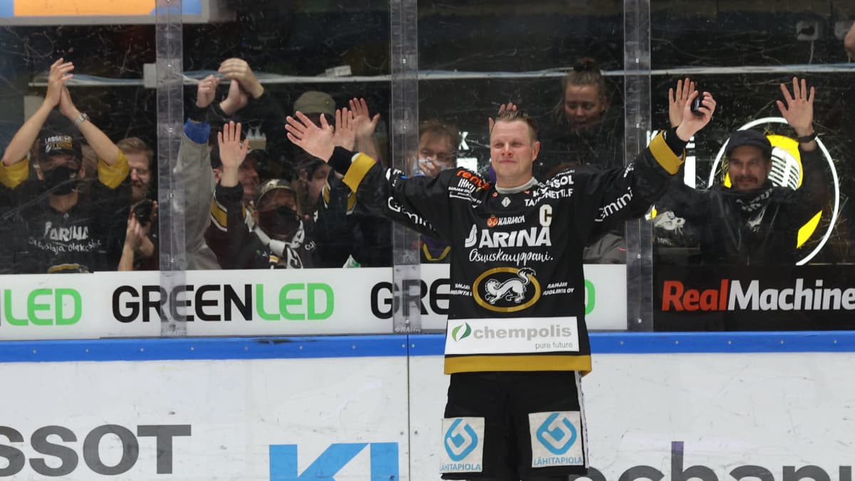 Lasse Kukkonen tackar publiken.