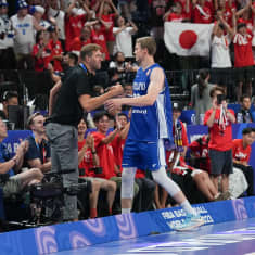 Lauri Markkanen ja Dirk Nowitzki kohtasivat Suomen ja Japanin MM-ottelun jälkeen.