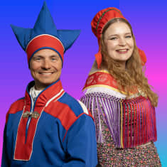 Saamenkieliset Euroviisu-selostajat Aslak Paltto ja Heli Huovinen hymyilevät sinertävällä taustalla yllään saamenpuvut. Vasemmassa laidassa pinkillä taustalla on grafiikka, jossa lukee Eurovision song contest, Malmö 2024.