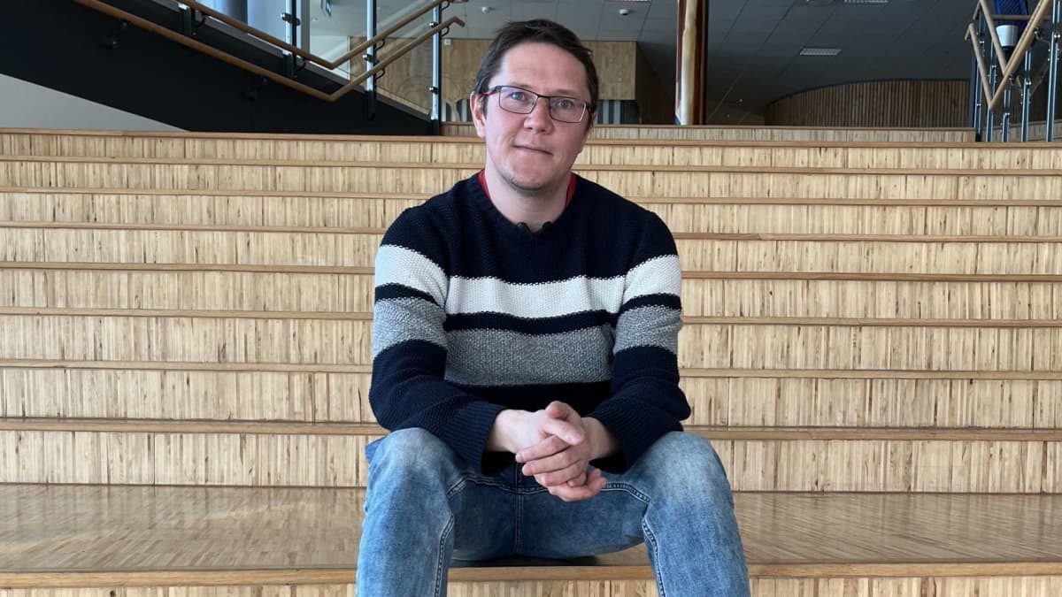 Kildininsaamen kieliaktivisti Roman Jakovlev istuu Saamelaisen yliopiston rappusilla Norjan Kautokeinossa.