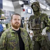 Varustelekan verkkokauppa- ja kehitysjohtaja Sampo Soinio Varustelekan myymälässä Helsingin Konalassa.