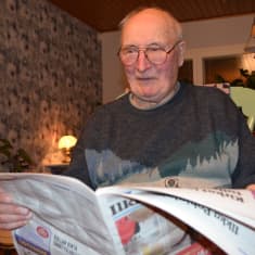 Ilmajokelainen Jaakko Koivisto lukee sanomalehteä.