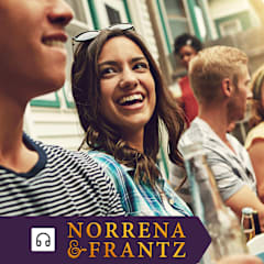 Glada unga människor sitter på en gård och dricker varsin öl. 