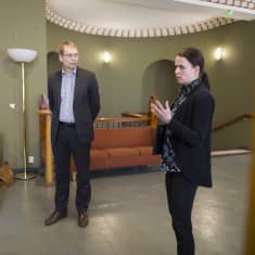 Mikko Kärkkäinen ja Satu Huikuri juttelevat kaupungintalon aulassa.