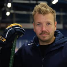 Rovaniemen kiekon valmentaja Maso Lehtonen nojaa mailaan. 