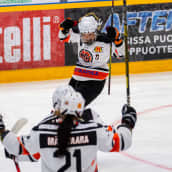 Riikka Noronen tuulettaa maalia HPK:n paidassa syksyllä 2020.