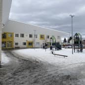 Tyhjä koulupiha Torkinmäen koulussa.