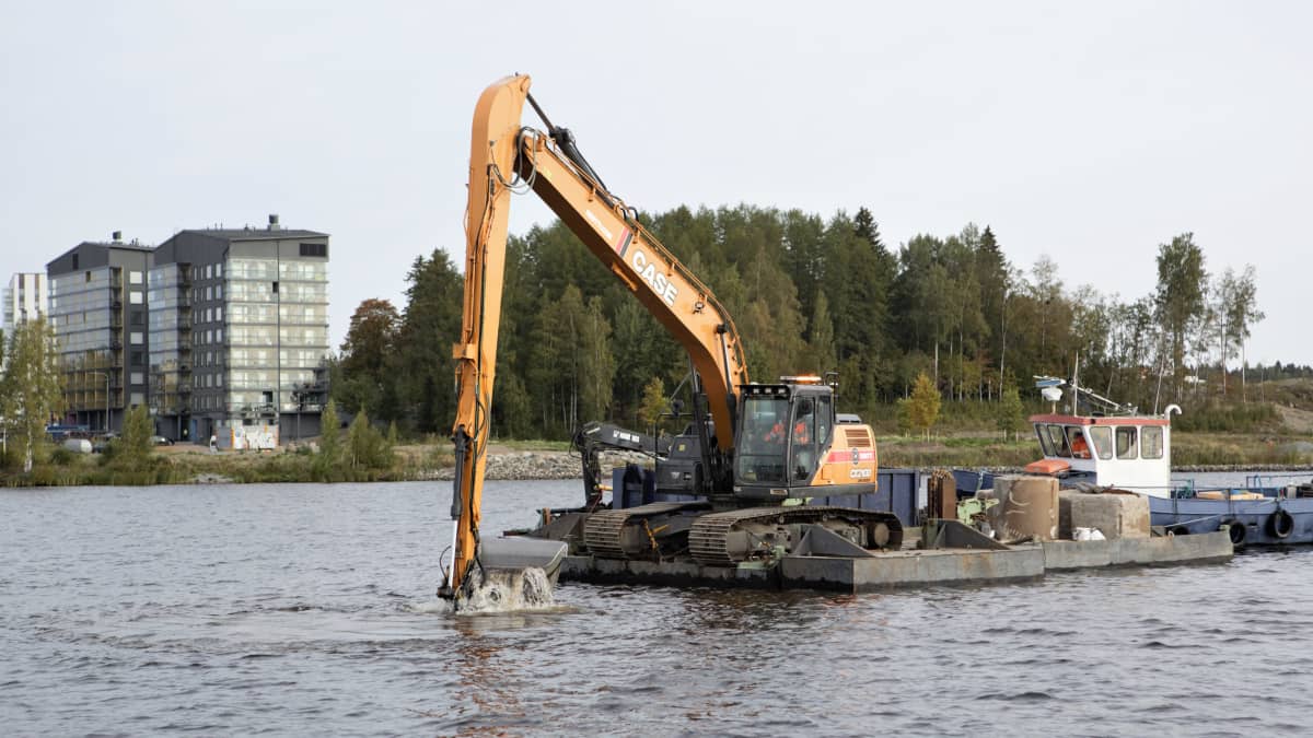 Kaivuri nostaa nollakuitua Näsijärven Lielahdesta.