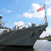 Britannian laivaston alus HMS Agryll laiturissa Lontoossa.