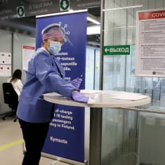 sairaanhoitaja Birgit Salmenhaara puhdistaa pöytää Vaalimaan raja-aseman koronatestauspisteellä.