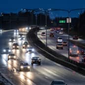 Liikennettä Länsiväylällä Espoossa.