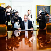 Pekka Haavisto allekirjoitti Suomen Nato-hakemuksen median edessä. 