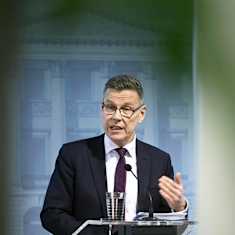 Mikko Spolander esittelee valtiovarainministeriön talousennustetta tiedotustilaisuudessa. 