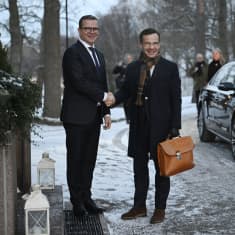 Suomen pääministeri Petteri Orpo ja Ruotsin pääministeri Ulf Kristersson kättelevät Kesärannan ulkopuolella maanantaina 27. marraskuuta 2023.