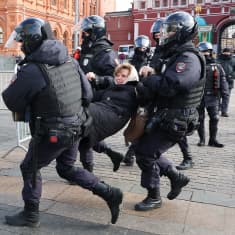 Poliisit vievät naista Moskovassa.