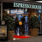 Espresso House kahvila kauppakeskus Citycenterissä Helsingissä lokakuussa 2020.