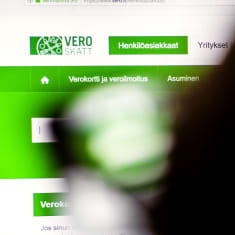 A person looking at the vero.fi website from a computer screen.