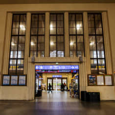 Kuvassa on Helsingin päärautatieaseman aula.