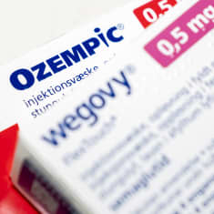 Närbild av förpackningar med bantningsmedicinerna ozempic och wegovy.