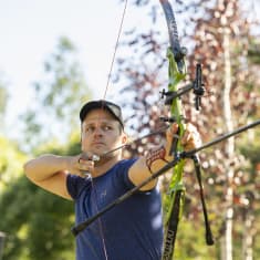 Antti Vikström ampuu jousellaan valmistautuessaan Tokion olympialaisiin.