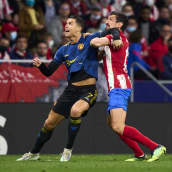 Atletico Madridin Stefan Savic yrittää pitää Unitedin Cristiano Ronaldon aisoissa avausosassa 23.2.2022.