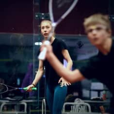 Emilia Soini spelar squash med sin adept.