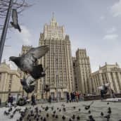 Venäjän ulkoministeriön rakennus. Etualalla lentää puluja.