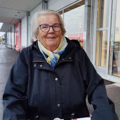 Hilkka Komulainen kaupan edessä.
