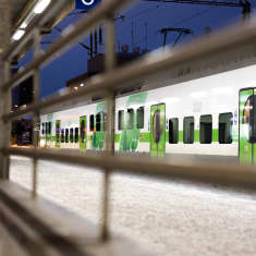Kaukojuna Tampereen juna-asemalla.