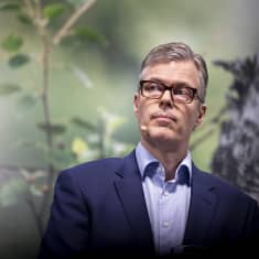 Markus Rauramo puhuu tiedotustilaisuudessa.