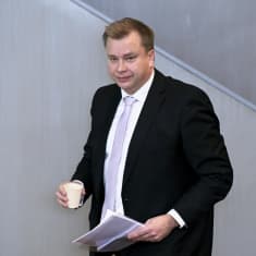 Puolustusministeri Antti Kaikkonen (kesk.) Maanpuolustustiedotuksen suunnittelukunta MTS:n ulko- ja turvallisuuspoliittisessa journalistiseminaarissa Helsingissä 13. joulukuuta 2022