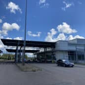 Autoja kulkee rajatarkastusaseman ohi Vaalimaalla.