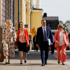 Riikka Purra, Sari Essayah, Petteri Orpo och Anna-Maja Henriksson går på gatan. 