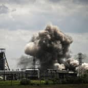 Savupatsas nousee teolliuusalueelle tehdyn iskun jälkeen Soledarissa Donbasin alueella.