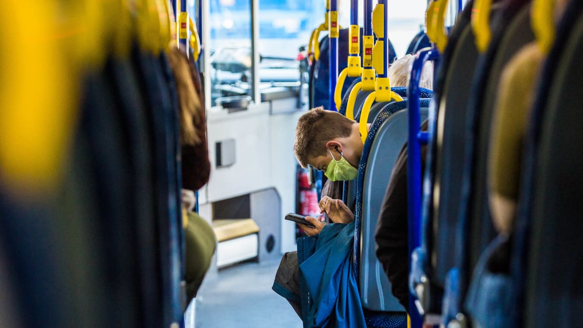Mies käytti kasvomaskia bussissa ensimmäisenä suosituspäivänä 14. elokuuta. 