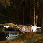 Poliisin ja pelastuslaitoksen yksikköjä parkkipaikalla Kotkassa.
