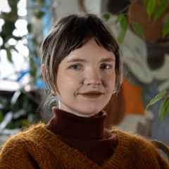 Juliana Hyrri katsoo kameraan.