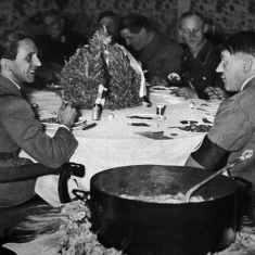 Joseph Goebbels ja Adolf Hitler lihapadan ääressä.
