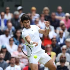 Tennispelaaja Carlos Alcaraz lyö palloa.