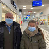 Seinäjoen Ideaparkin asiakkaat Simo ja Sari Oksanen maskit naamalla kauppakeskuksen käytävällä.
