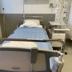 Tyhjä sairaalasänky Seinäjoen keskussairaalan pandemiaosastolla. 