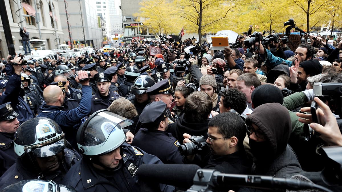 Poliisit ja mielenosoittajat ottivat yhteen Zuccotti Park -aukiolla New Yorkissa 17. marraskuuta 2011.