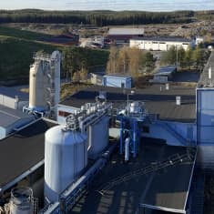 Kiertotalousalueella sijaitseva tuotantolaitos, joka on kuvattu ylhäältä syksyn auringonpaisteessa. 